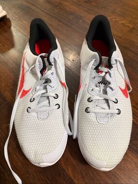 Dingy/stained Nike Men’s White and Red Lightweight Athletic Running Shoes